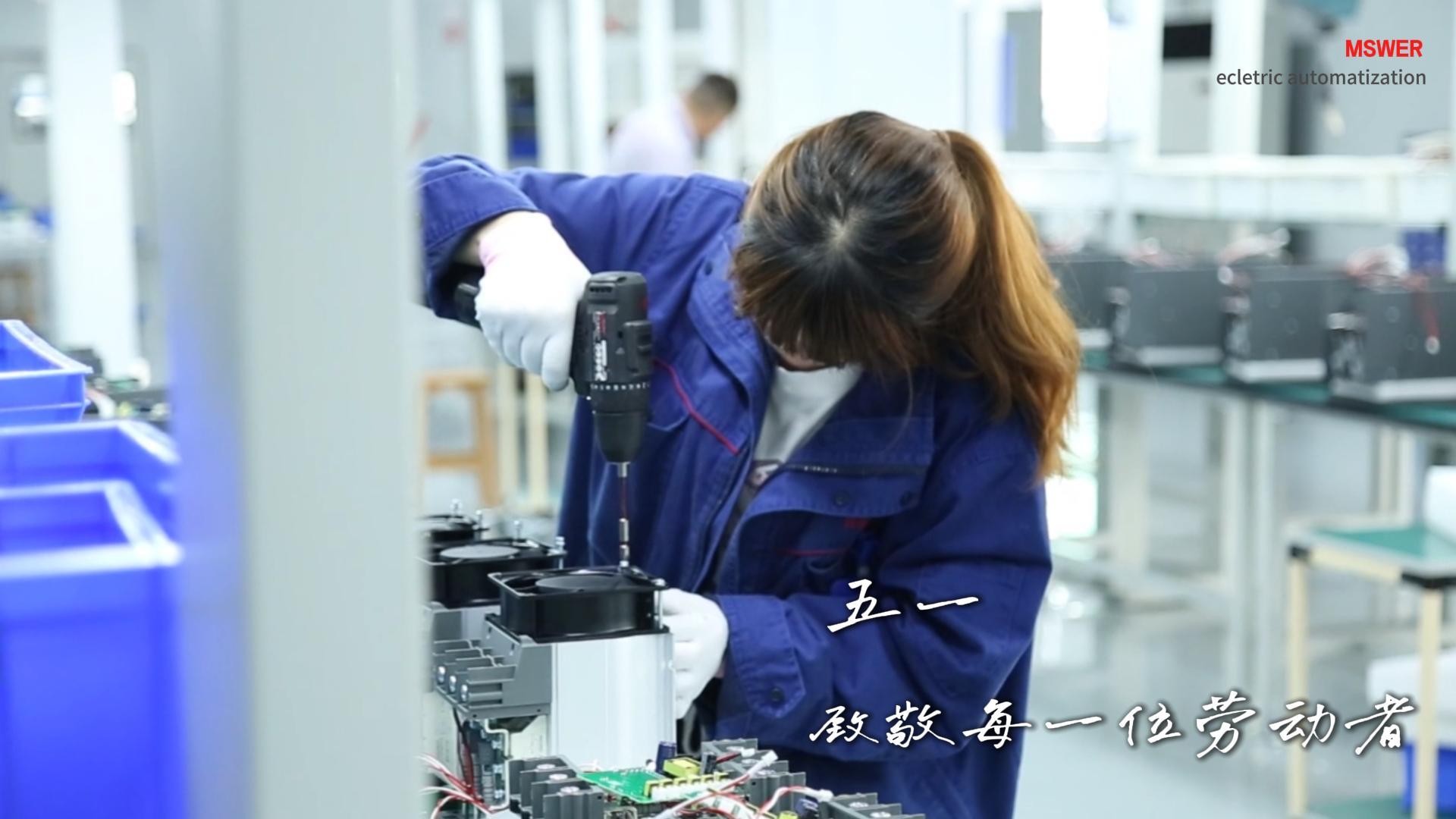 五一致敬每一位劳动者，五四相信每一个青年